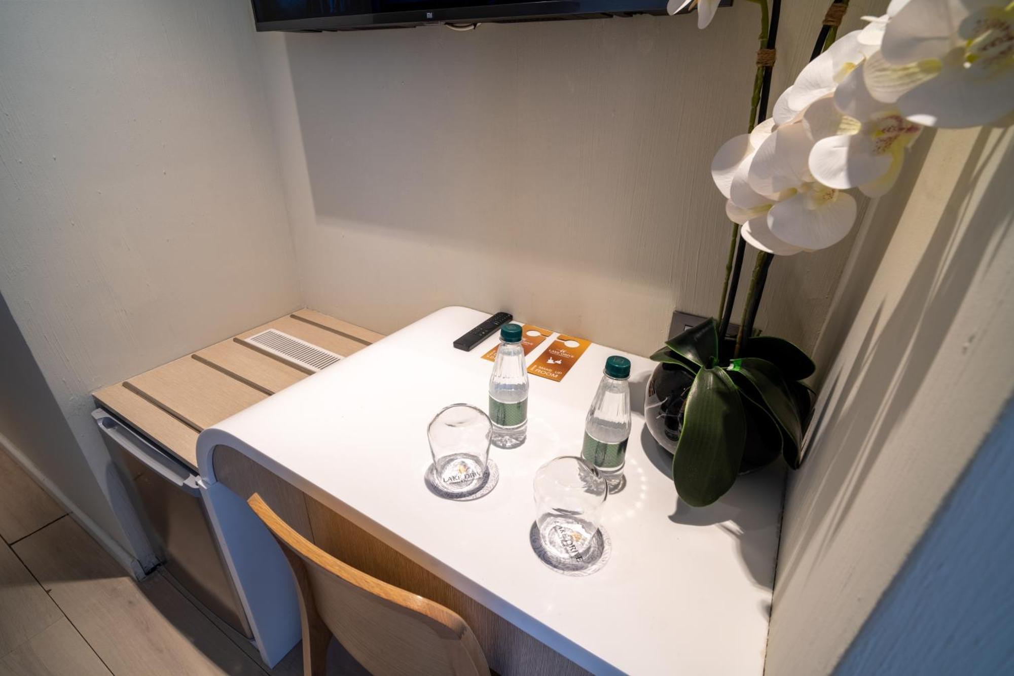 Lake Drive Rooms&Apartments Тирана Екстер'єр фото