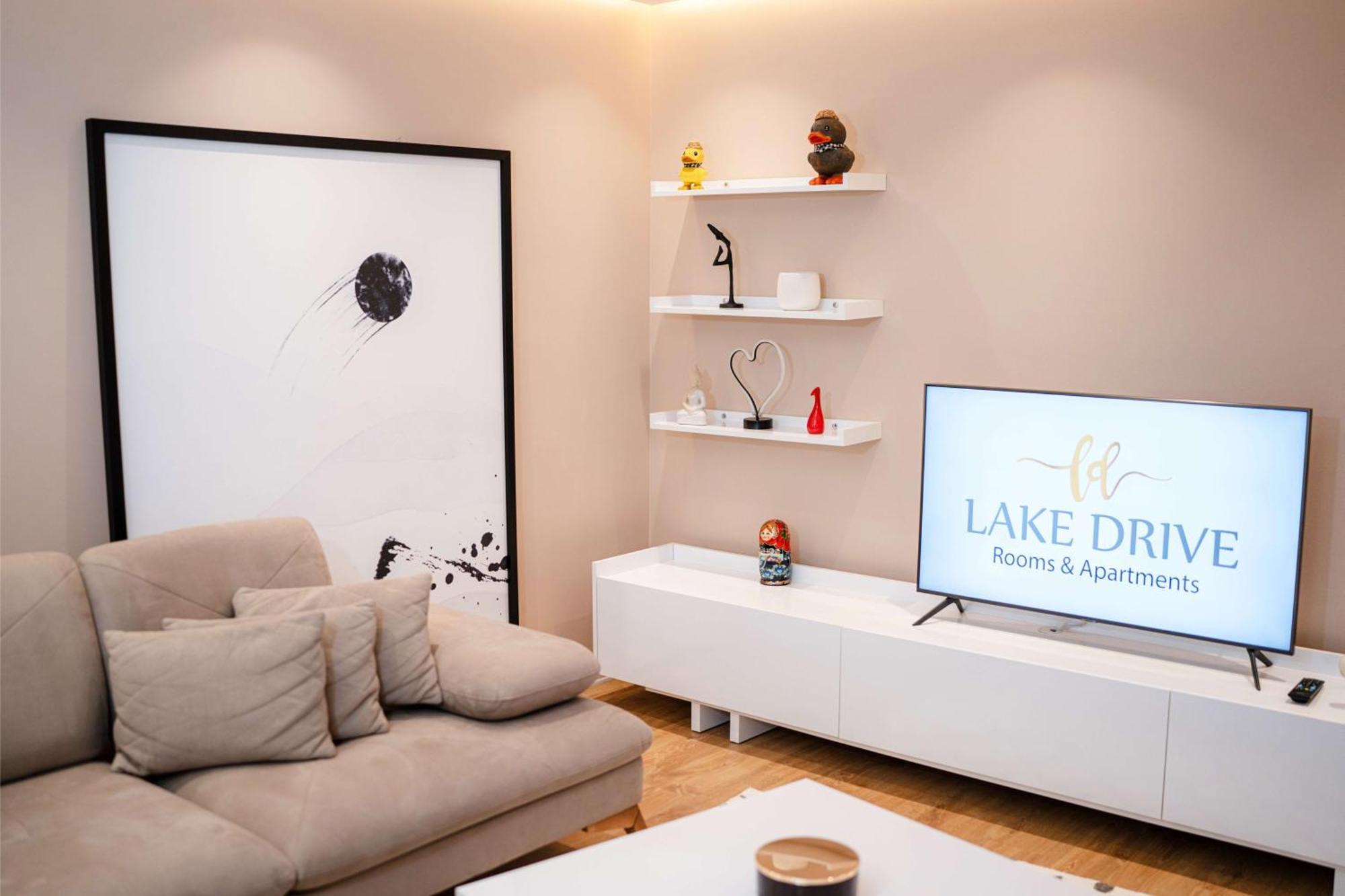 Lake Drive Rooms&Apartments Тирана Екстер'єр фото
