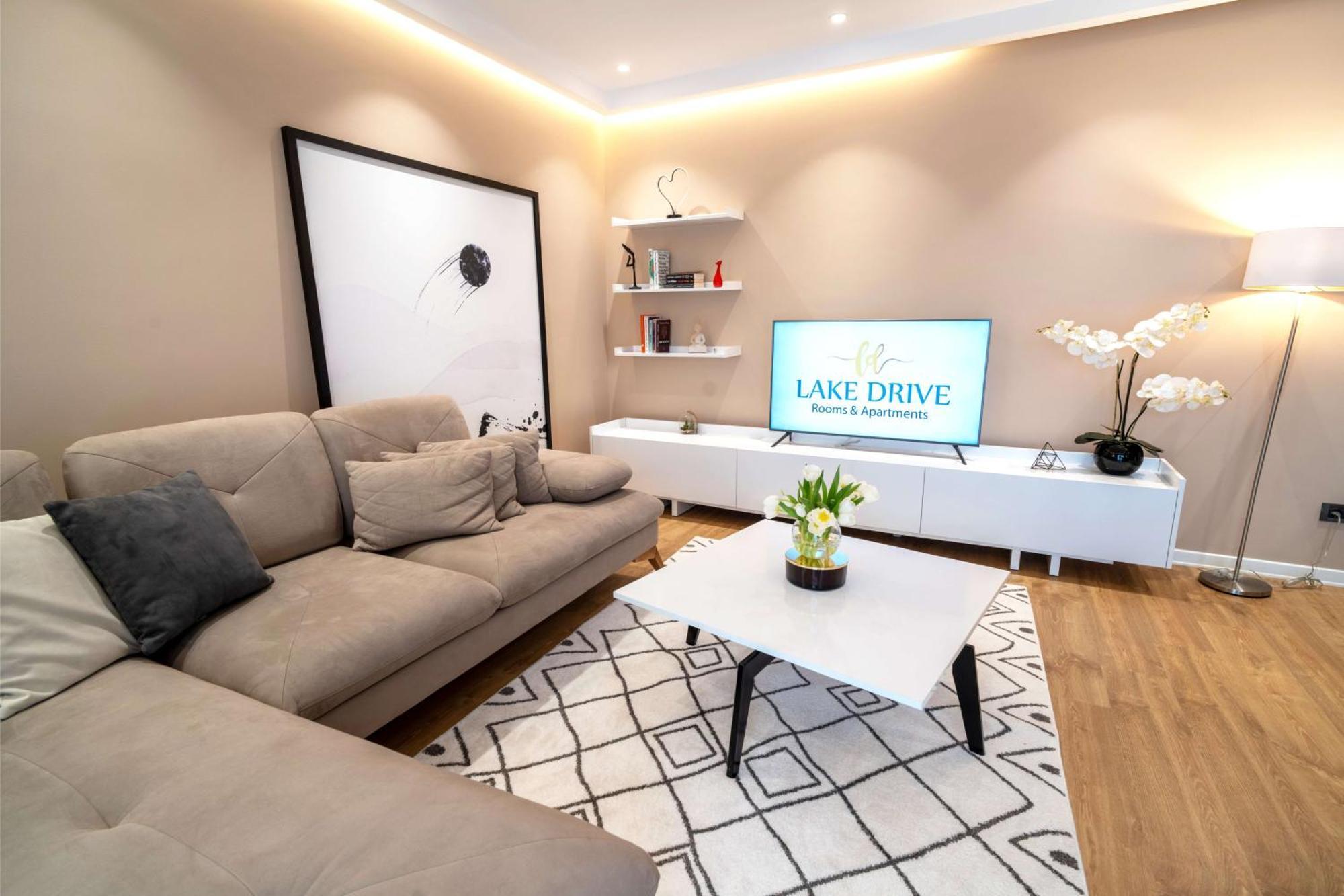 Lake Drive Rooms&Apartments Тирана Екстер'єр фото