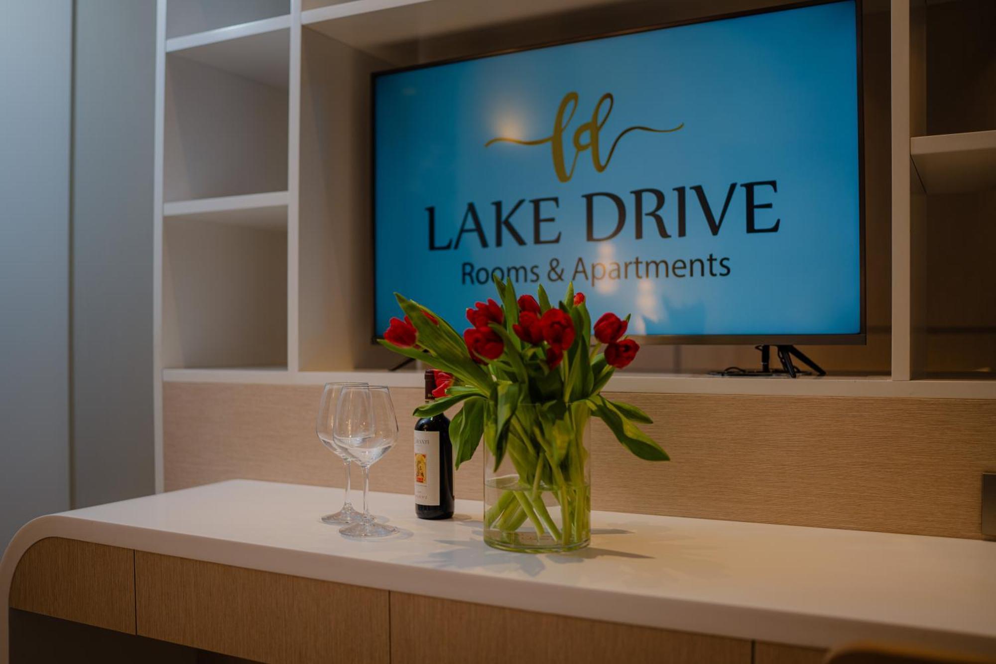 Lake Drive Rooms&Apartments Тирана Екстер'єр фото