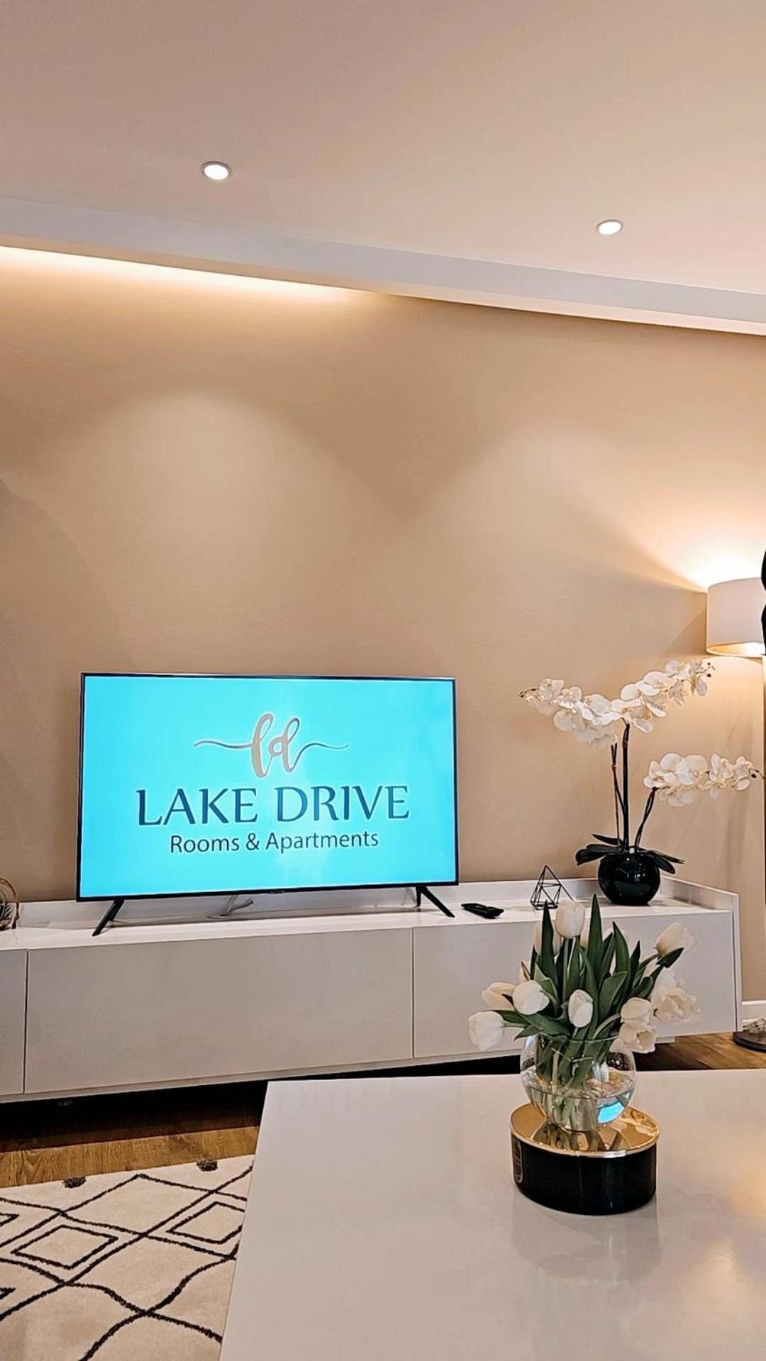 Lake Drive Rooms&Apartments Тирана Екстер'єр фото